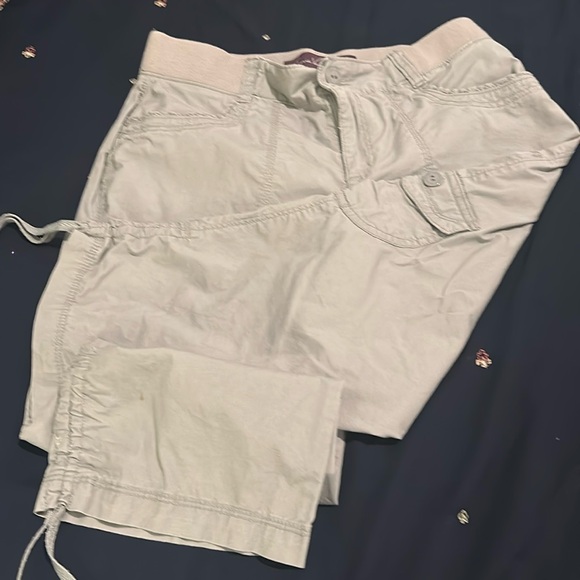 Gloria Vanderbilt - Picture 1 of 3